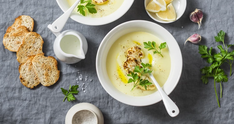 Karfiolcremesuppe mit geröstetem Brot